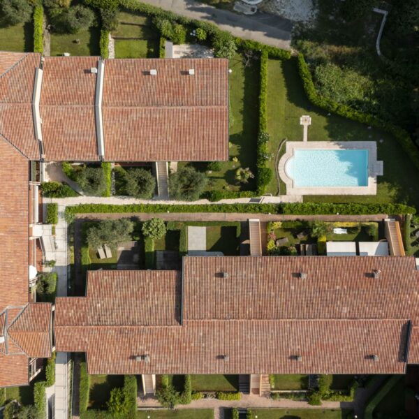 Quietly located flat in a large complex with pool, above Lake Garda