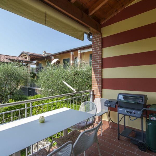 Appartamento sul lago di Garda con ampio balcone e terrazza soleggiata