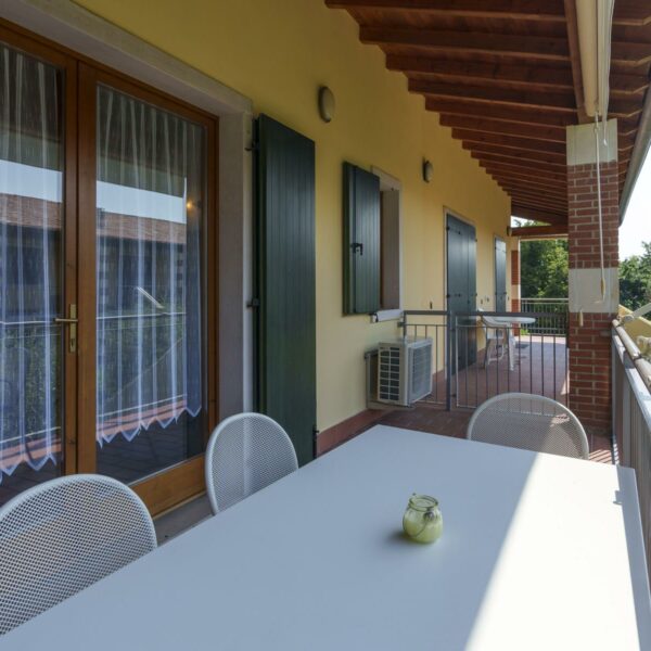 Fully equipped holiday flat on Lake Garda with balcony, terrace and comfort shower, near Bardolino and Garda