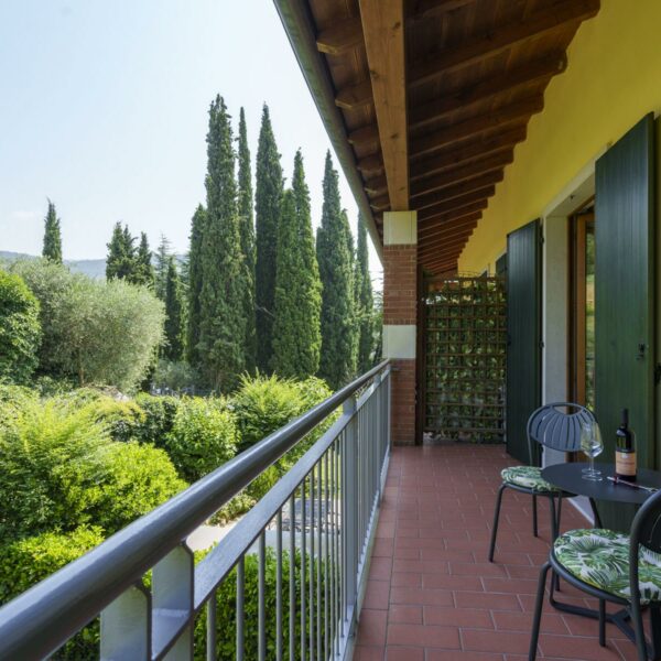 Appartamento per vacanze sul lago di Garda con 2 camere, balcone, terrazza e doccia comfort in una posizione romantica, vicino a Bardolino e Garda