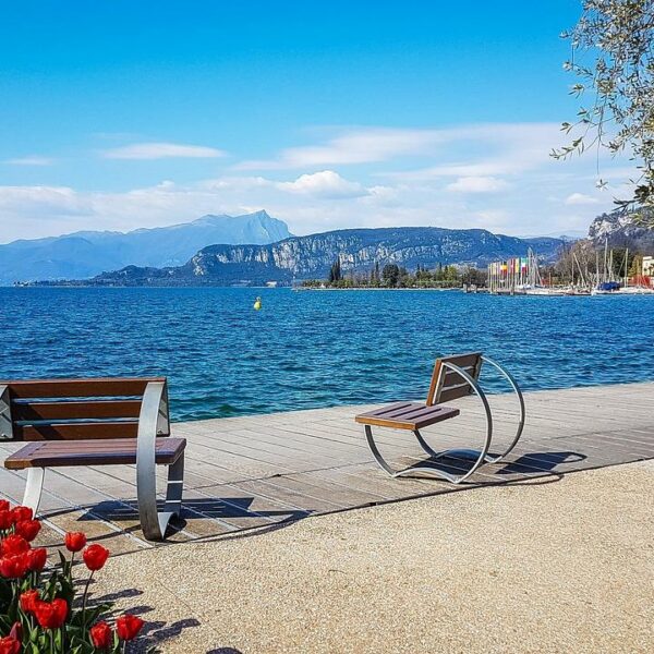 Appartamento in un grande complesso con piscina, campo da tennis e posizione tranquilla sopra il Lago di Garda