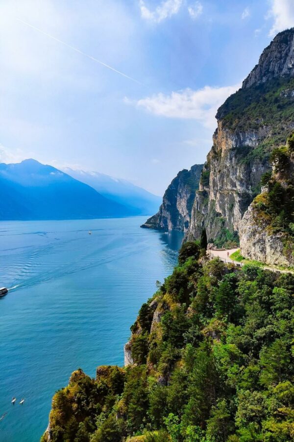 Wanderer auf einem Panoramawanderweg am Gardasee mit Blick auf den See und die Berge